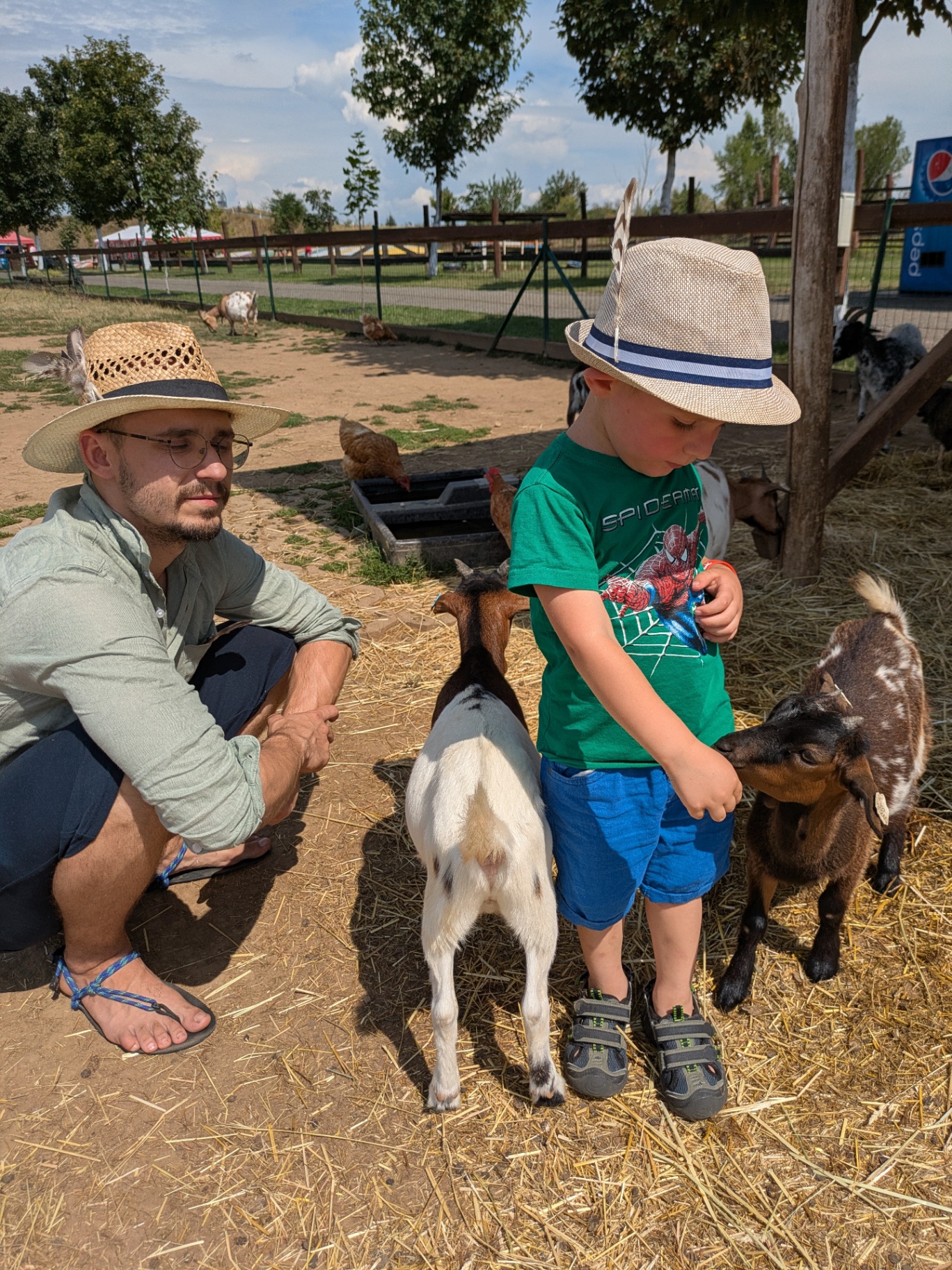 Jakub Zvelebil se synem na farmě u koziček